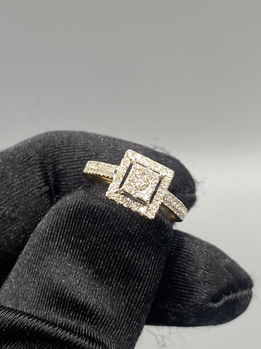Genuine 18kt Gold Diamond Women’s Ring of 0.56 ctw